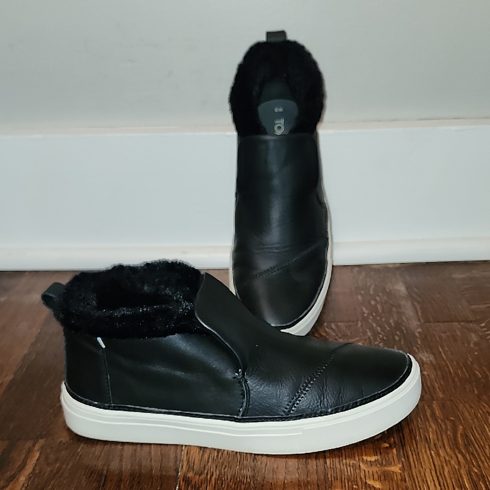 EUC Toms Paxton Slip On Chukka Black Leather Sneakers with Faux Fur Accents